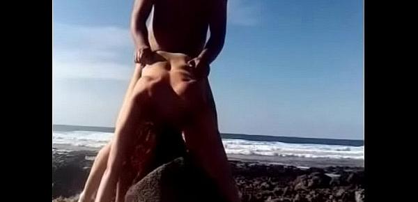  Sexo na praia com esposa gostosa